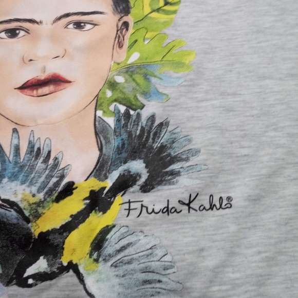 🍓$12 Frida Kahlo Hawaiian Graphic Tee NEW Juniors - Picture 5 of 13